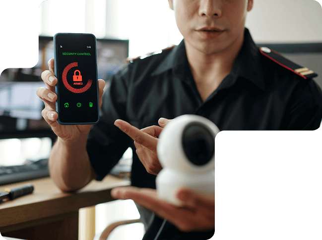 Técnico de segurança a apresentar a aplicação de controlo no telemóvel