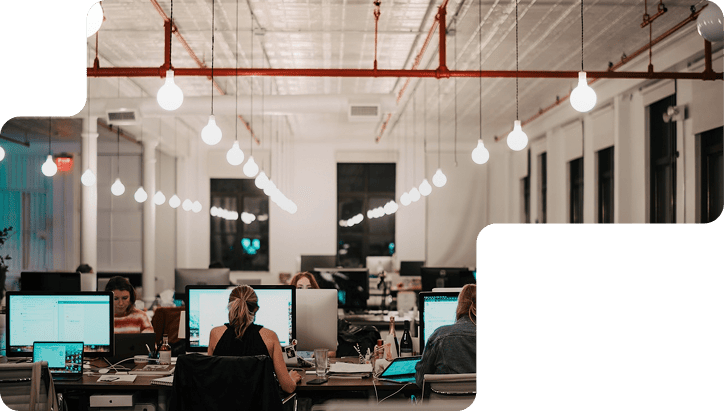 Escritório moderno com equipa a trabalhar