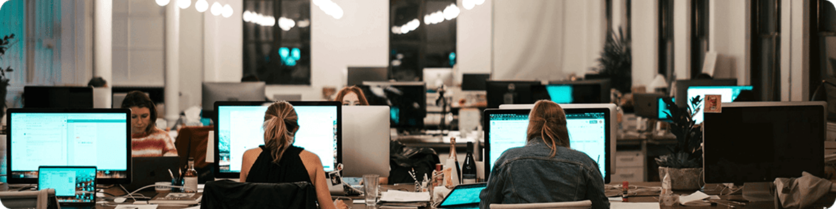 Equipa a trabalhar com tecnologia