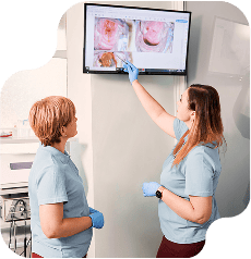 Saúde - Profissionais de saúde usando display médico