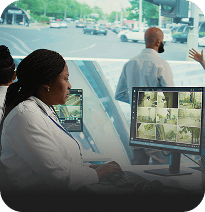 Especialista a monitorizar ecrãs de videovigilância.